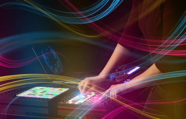 Mezcla de mano dj en controlador midi con concepto de vibración colorida —  Fotos de Stock