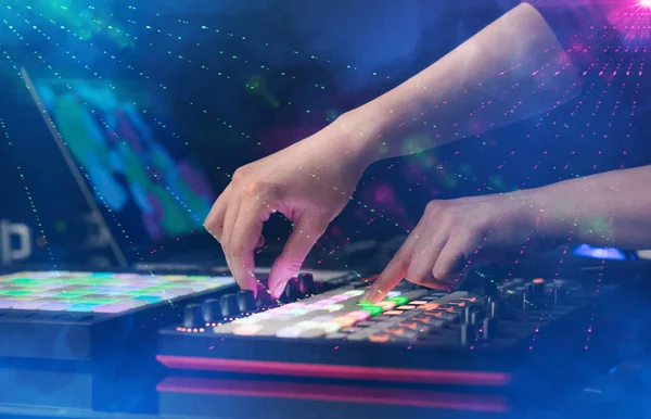 Ręcznego mieszania muzyki na kontroler dj party club kolory wokół — Zdjęcie stockowe
