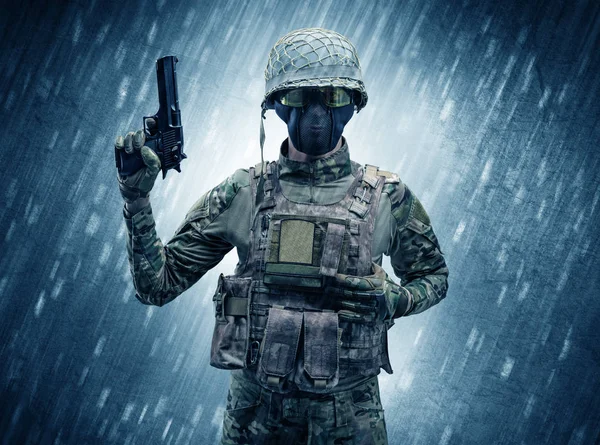 Солдат, стоящий в дождливую погоду — стоковое фото