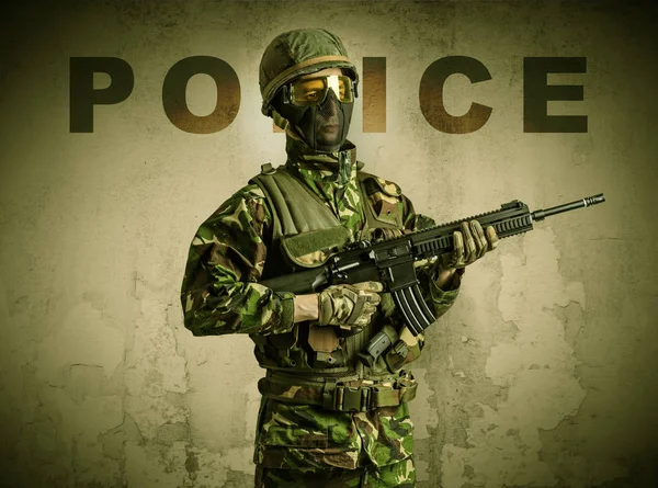 Armed soldier with damaged wall background — Stock Photo, Image