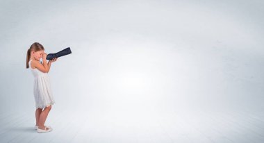 Spyglass boş bir alana bakarak çocuğun