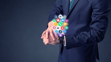 Smartwatch giyen işadamı.