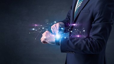 Smartwatch ağ kavramı ile.