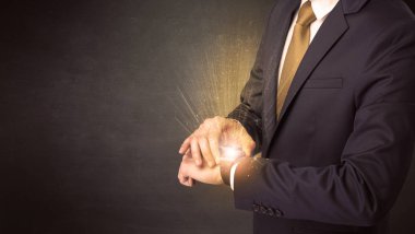 Smartwatch giyen işadamı.