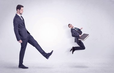 Büyük adam küçük kendisini kovuyor