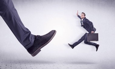 Genç bir işçi tarafından Koca ayak evden attı