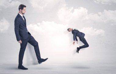 Büyük patron küçük çalışan tekme