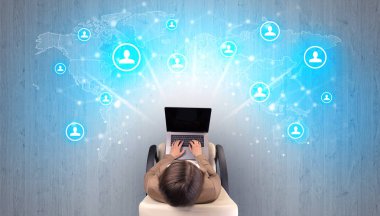 Sandalyede oturan kadın ile sosyal medya kavramı