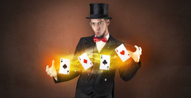İllüzyonist sihirli oyun kartları ile hile yapmak