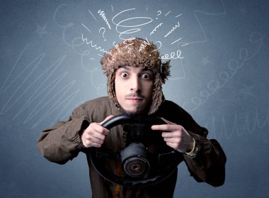 Elinde direksiyon tutan adam