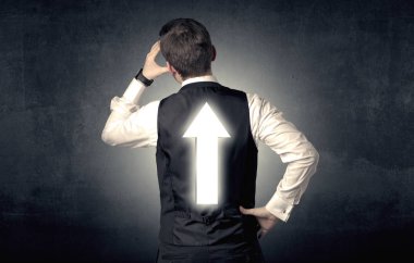 Genç işadamı ile ok sırtında duran