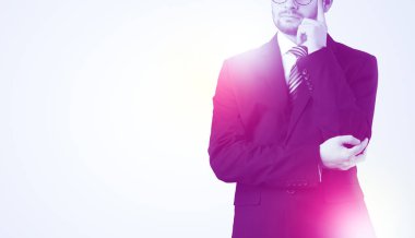 Genç işadamı ayakta durup düşünüyor