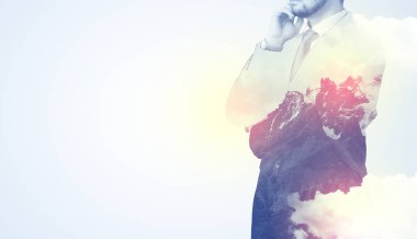 Dağ grafik ile ayakta işadamı