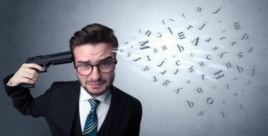 Yakışıklı adam silahla başına ateş