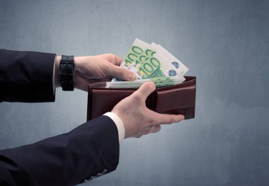Takım elbise elinde euro cüzdanından dışarı alır