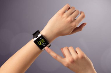 Giyen ve smartwatch basarak el