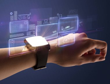 Kadın el smartwatch ve koyu arka plan