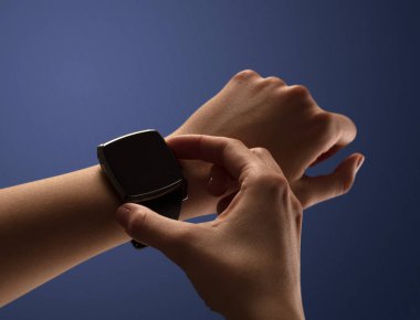 Balck smartwatch ekranlı el kadar kapatın