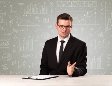 Masada oturan bir iş adamı.