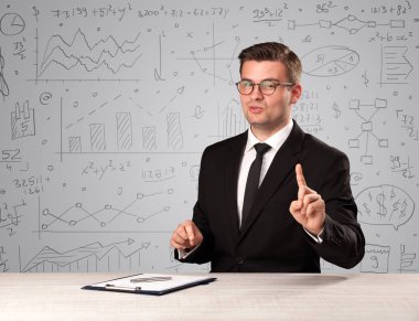 Masada oturan bir iş adamı.