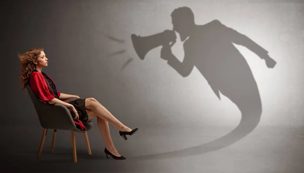 Sombra oscura gritando a dama elegante — Foto de Stock