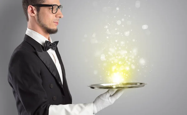 Servitören som serverar mystiska ljus på bricka — Stockfoto