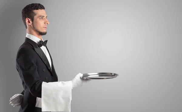 Cameriere che serve con guanti bianchi e vassoio in acciaio — Foto Stock