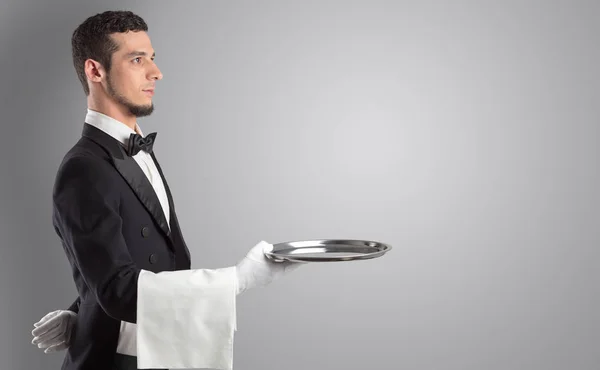 Serveren met witte handschoenen en stalen lade ober — Stockfoto