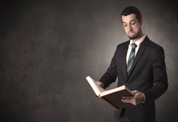 Hombre de negocios sosteniendo un libro. — Foto de Stock