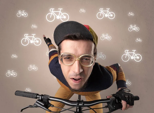 疯子在背景上的自行车骑自行车的人 — 图库照片