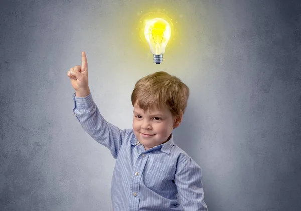 小さな男の子は彼の頭の上の電球を熟考 — ストック写真