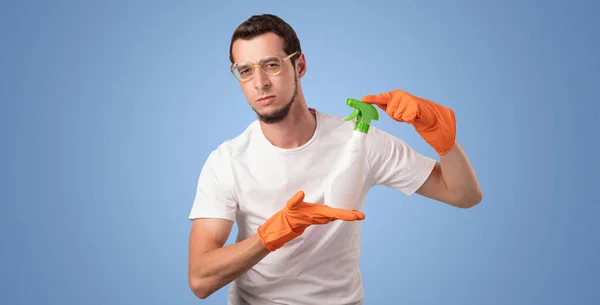 Ama de llaves frente a una pared azul vacía — Foto de Stock