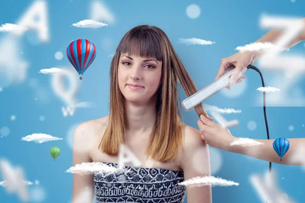 Junge Frau beim Friseur mit Luftballon-Thema — Stockfoto