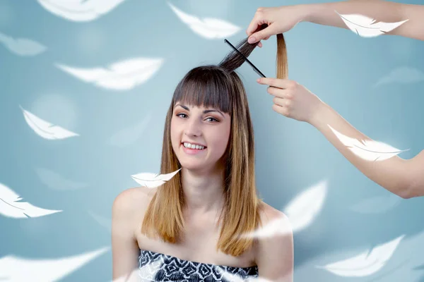 Mujer bonita en el salón con concepto etéreo — Foto de Stock