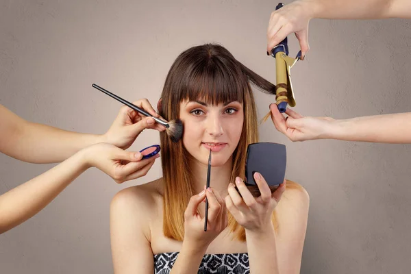 Retrato de uma jovem mulher no cosmetician — Fotografia de Stock