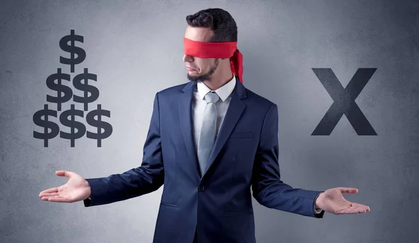 Homme avec un ruban sur l'oeil tenant des signes de dollar — Photo