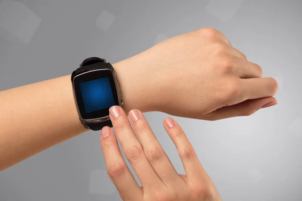 Ženská ruka nošení hodinek smartwatch — Stock fotografie