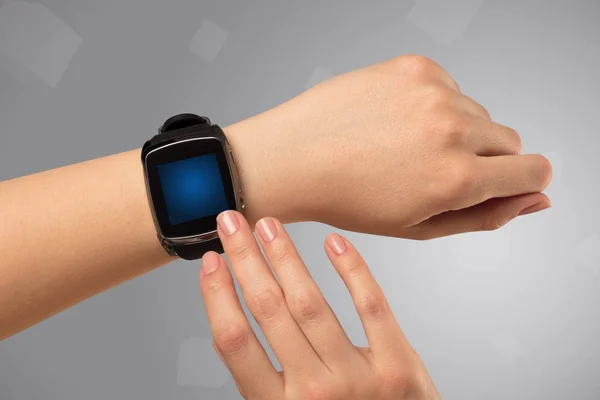 Mano femminile che indossa smartwatch — Foto Stock