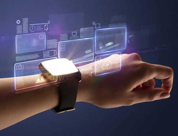 Vrouwelijke hand met smartwatch en donkere achtergrond — Stockfoto