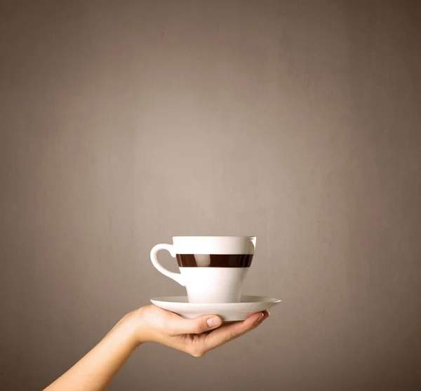 Taza de café de mano femenina — Foto de Stock