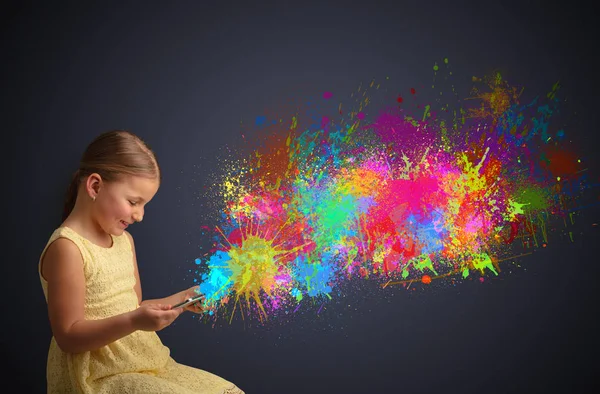 Meisje bedrijf tablet met kleurrijke spetteren — Stockfoto
