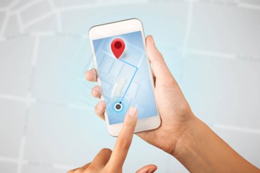 Akıllı telefon tutan bir kadın.