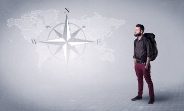 Sırt çantalı genç adam.