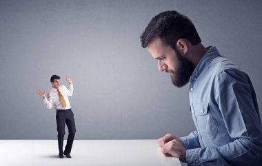 Genç işadamı minyatür işadamı ile mücadele