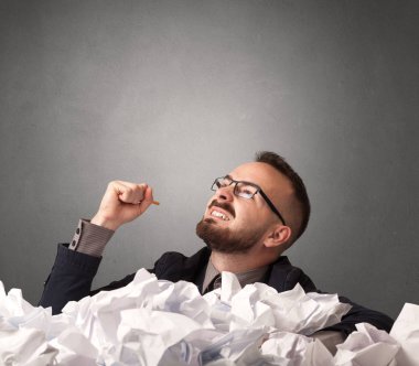 İşadamı buruşuk kağıt arkasında