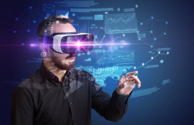 İşadamı ile sanal gerçeklik koruyucu gözlük 