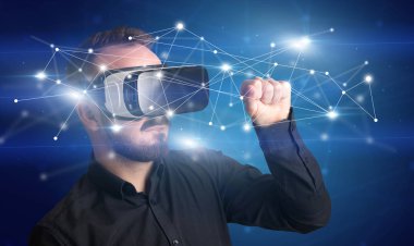 İşadamı ile sanal gerçeklik koruyucu gözlük