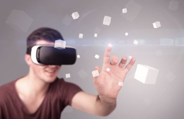 Adam sanal gerçeklik gözlüğü takıyor.