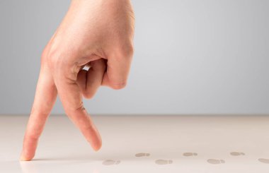 Parmak c yürüyüş