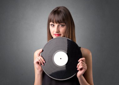 Vinil kaydı tutan kadın